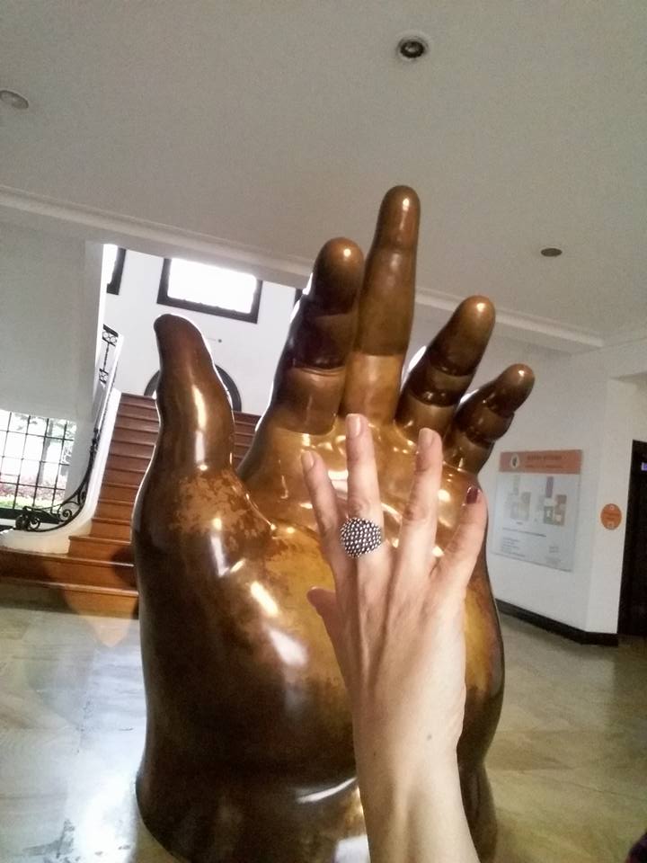 Manos con Botero