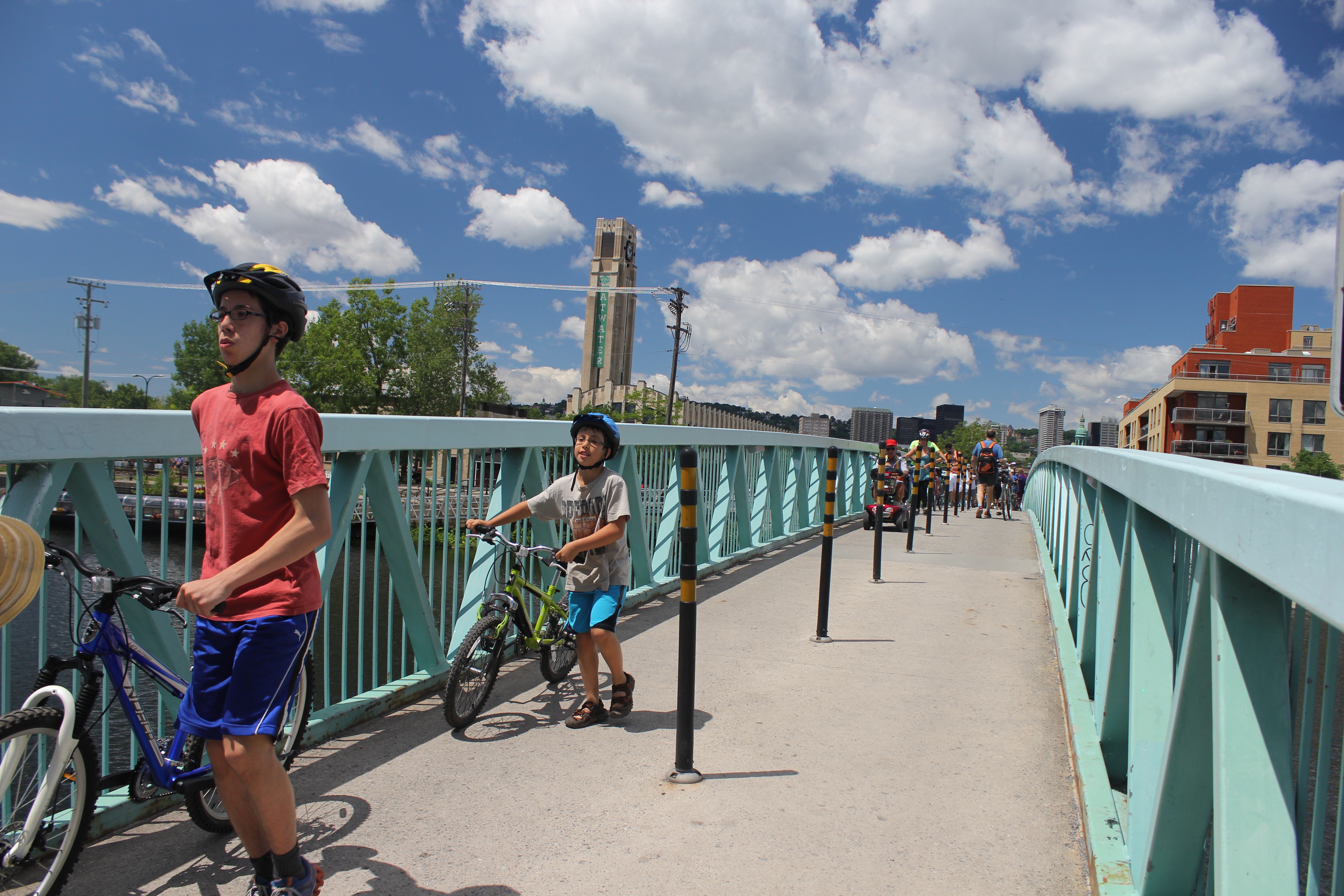 Puente con ciclistas