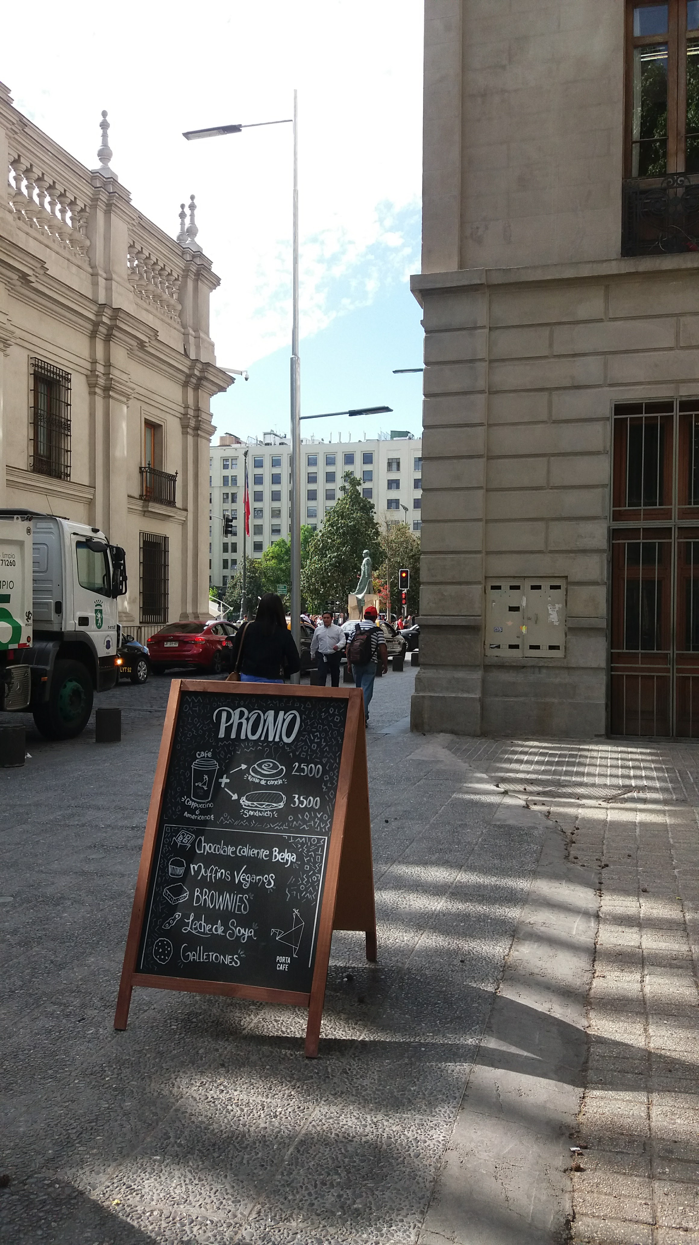 calle morandé con letrero