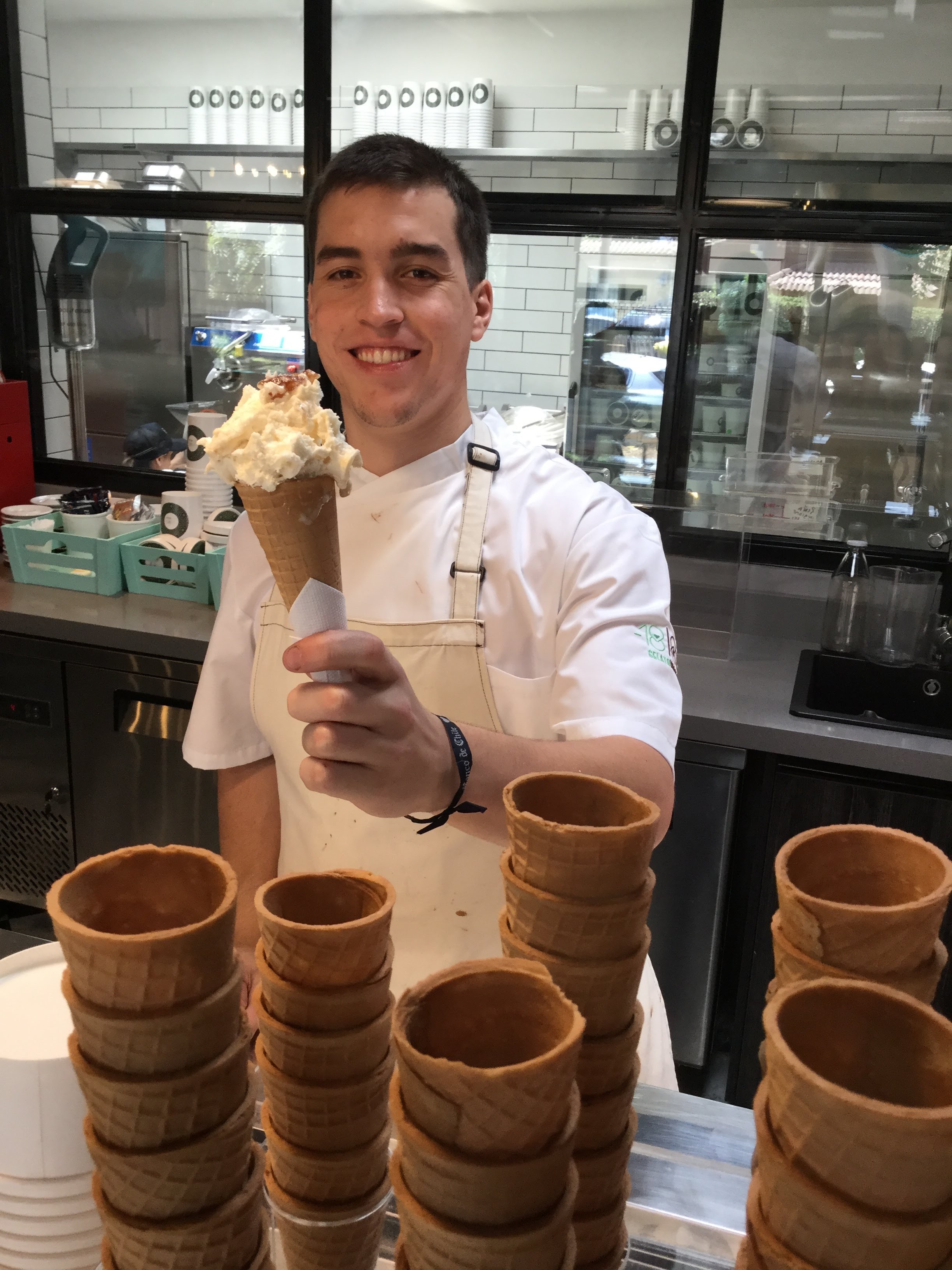 Joaquín sirviendo helado