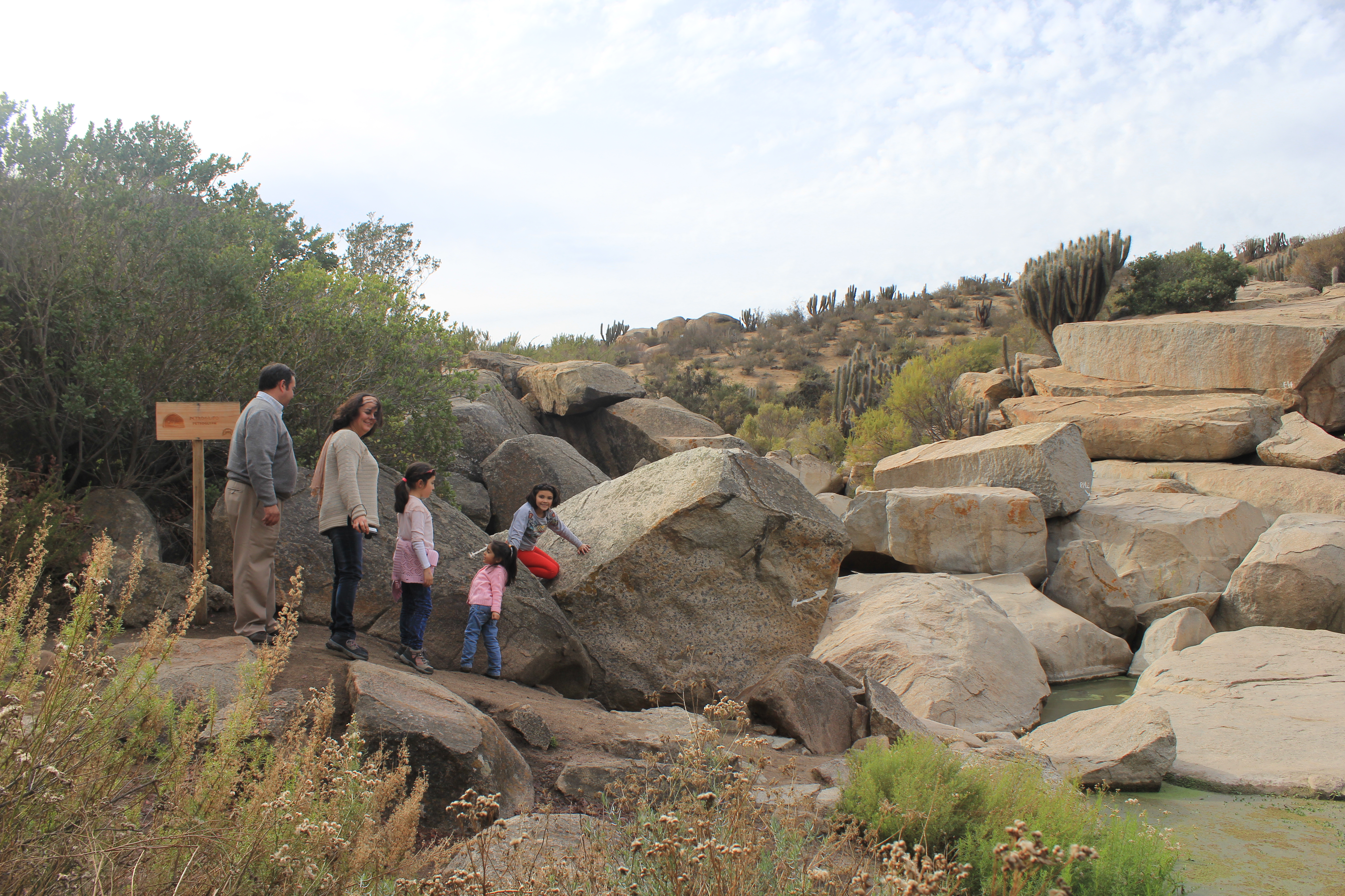 Paseo petroglifos con familia